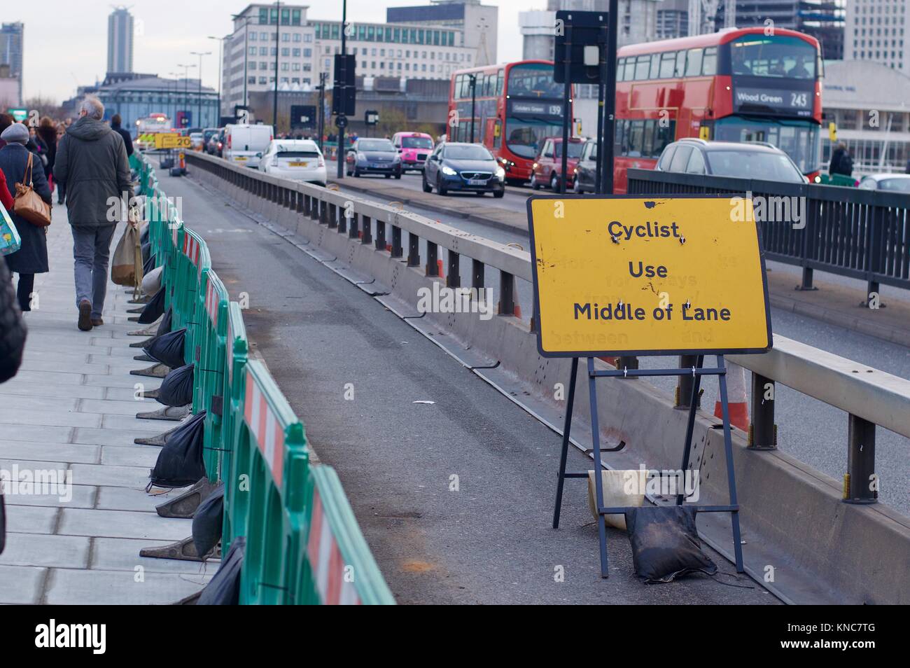 Barrières anti-véhicule sur chaussée de Waterloo Bridge installé après l'attaque terroriste à London Bridge, London, UK Banque D'Images