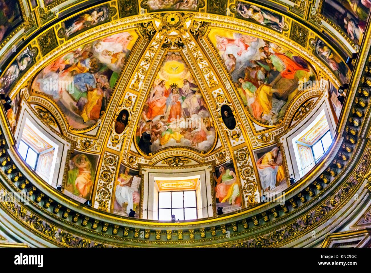 Fresques Dome Chiesa San Marcello al Corso Autel Basilique fresques Dome Rome Italie. Construit en 309, reconstruite en 1500 après le sac de Rome. Banque D'Images
