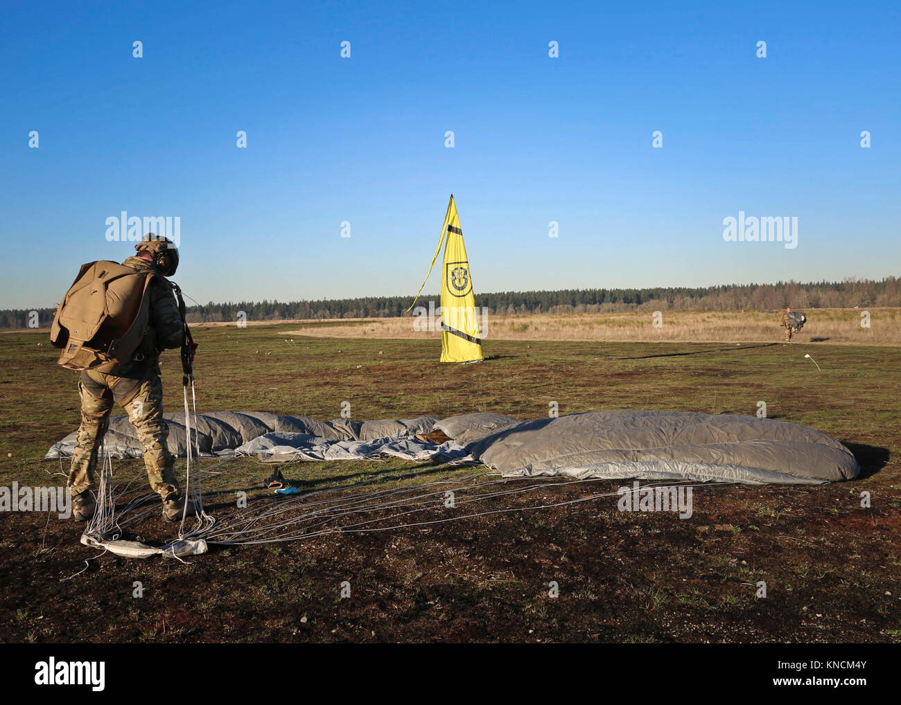 Un Canadien affecté au Régiment des opérations spéciales du Canada (ROSC) participe à une opération aéroportée au cours de Menton semaine à Joint Base Lewis-McChord, Wa., Dec 6, 2017. Après le saut, des soldats du 1AUD (A), Philippins et des parachutistes canadiens ont effectué une cérémonie au cours de laquelle ils ont échangé leurs ailes saut avec l'autre. (U.S. Army Banque D'Images