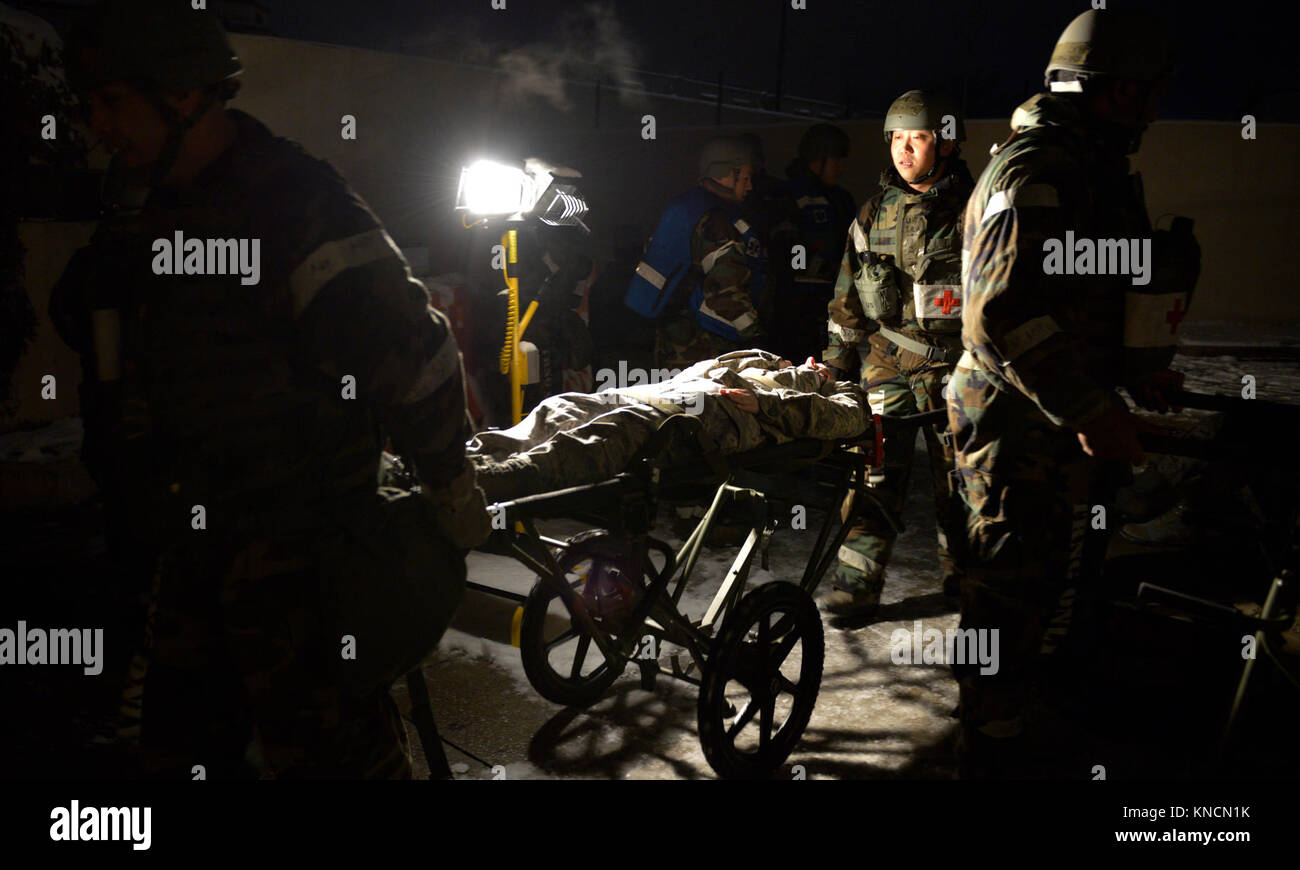 U.S. Air Force 51e Groupe médical de première intervention simulée avec le triage des patients blessés au cours de l'exercice Vigilant Ace 18 à Osan Air Base, République de Corée, le 6 décembre 2017. Pour les exercices comme VA18, moulage est appliqué au personnel au cours de situations d'urgence simulées aux premiers intervenants donner un sens de réalisme et d'urgence pour les préparer pour les blessures qu'ils pourraient voir dans un scénario réel. (U.S. Air Force Banque D'Images