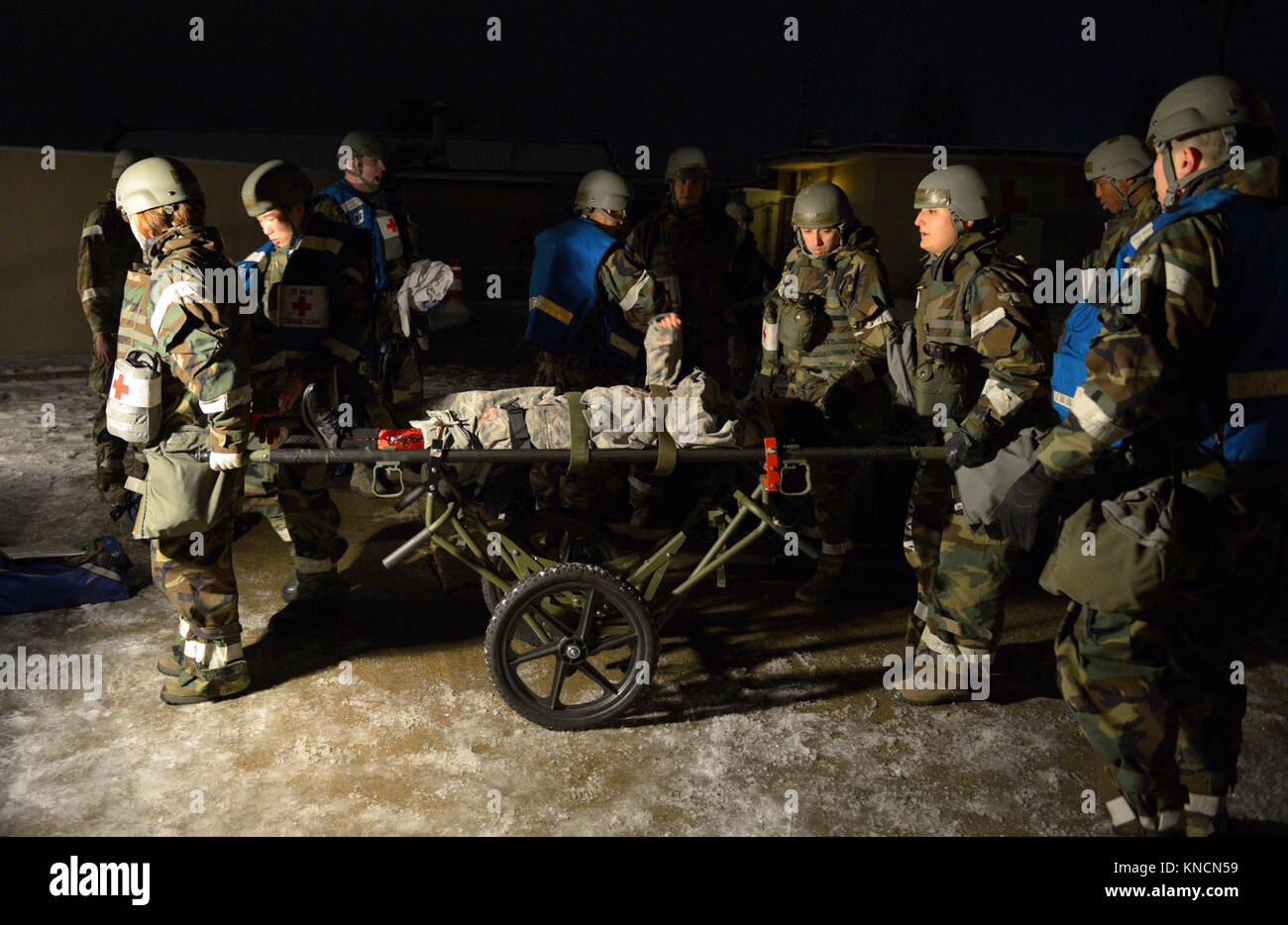 U.S. Air Force 51e Groupe médical de première intervention simulée avec le triage des patients blessés au cours de l'exercice Vigilant Ace 18 à Osan Air Base, République de Corée, le 6 décembre 2017. Pour les exercices comme VA18, moulage est appliqué au personnel au cours de situations d'urgence simulées aux premiers intervenants donner un sens de réalisme et d'urgence pour les préparer pour les blessures qu'ils pourraient voir dans un scénario réel. (U.S. Air Force Banque D'Images