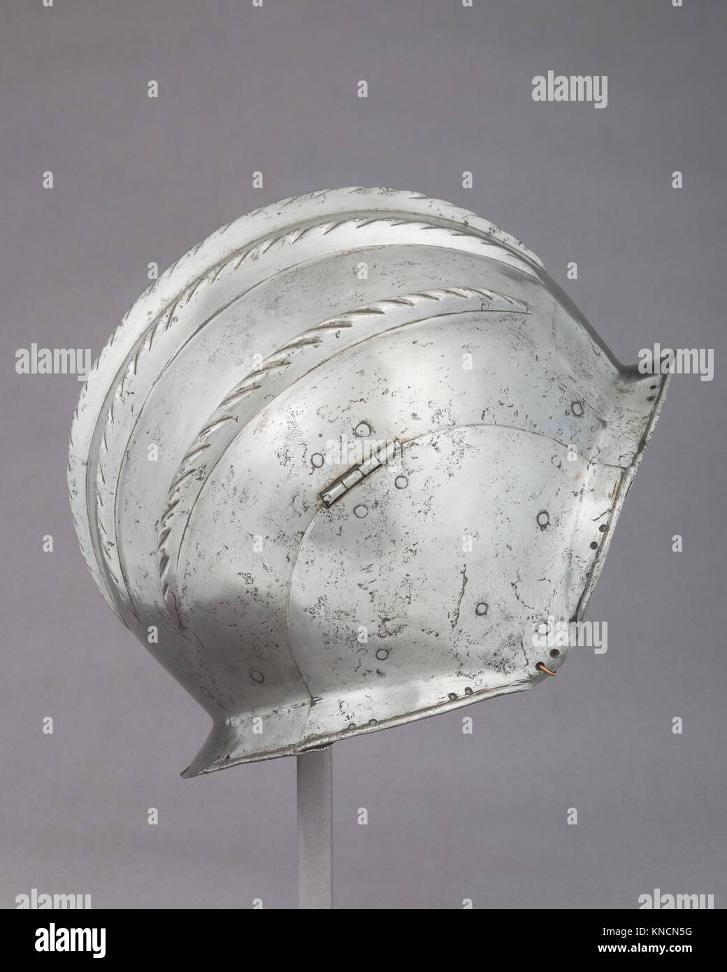 Le casque Burgonet européen du XVIe siècle, MET 14.25.552, démontre une conception protectrice et un savoir-faire artisanal dans la coiffure militaire Renaissance. Banque D'Images