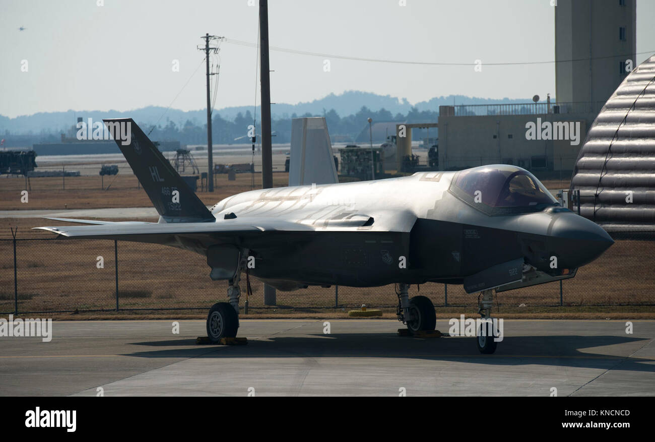 Un U.S. Air Force F-35A Lightning II se distingue par une rampe sur le 6 décembre 2017 à la base aérienne de Gwangju, République de Corée au cours de l'exercice Vigilant AS-18. En incluant 5e génération d'avions de chasse en vigilants Ace-18 le ministère de la défense peuvent en apprendre plus sur les capacités et la meilleure façon de les utiliser et de les intégrer à d'autres plates-formes avec chaque exercice.(U.S. Air Force Banque D'Images