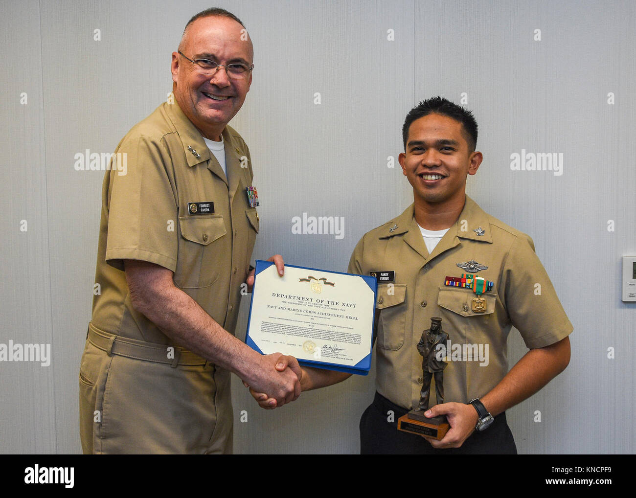 Falls Church, Virginie (déc. 6, 2017) Vice-amiral. Forrest Faison, médecin-chef de la Marine et chef de Bureau de la Marine américaine, de la médecine et de la chirurgie (BUMED), félicite Corpsman Hôpital 2e classe Randy Ferrer comme BUMED Sailor's Junior du trimestre, quatrième trimestre et Junior marin de l'année pour l'exercice 2017. (U.S. Navy Banque D'Images