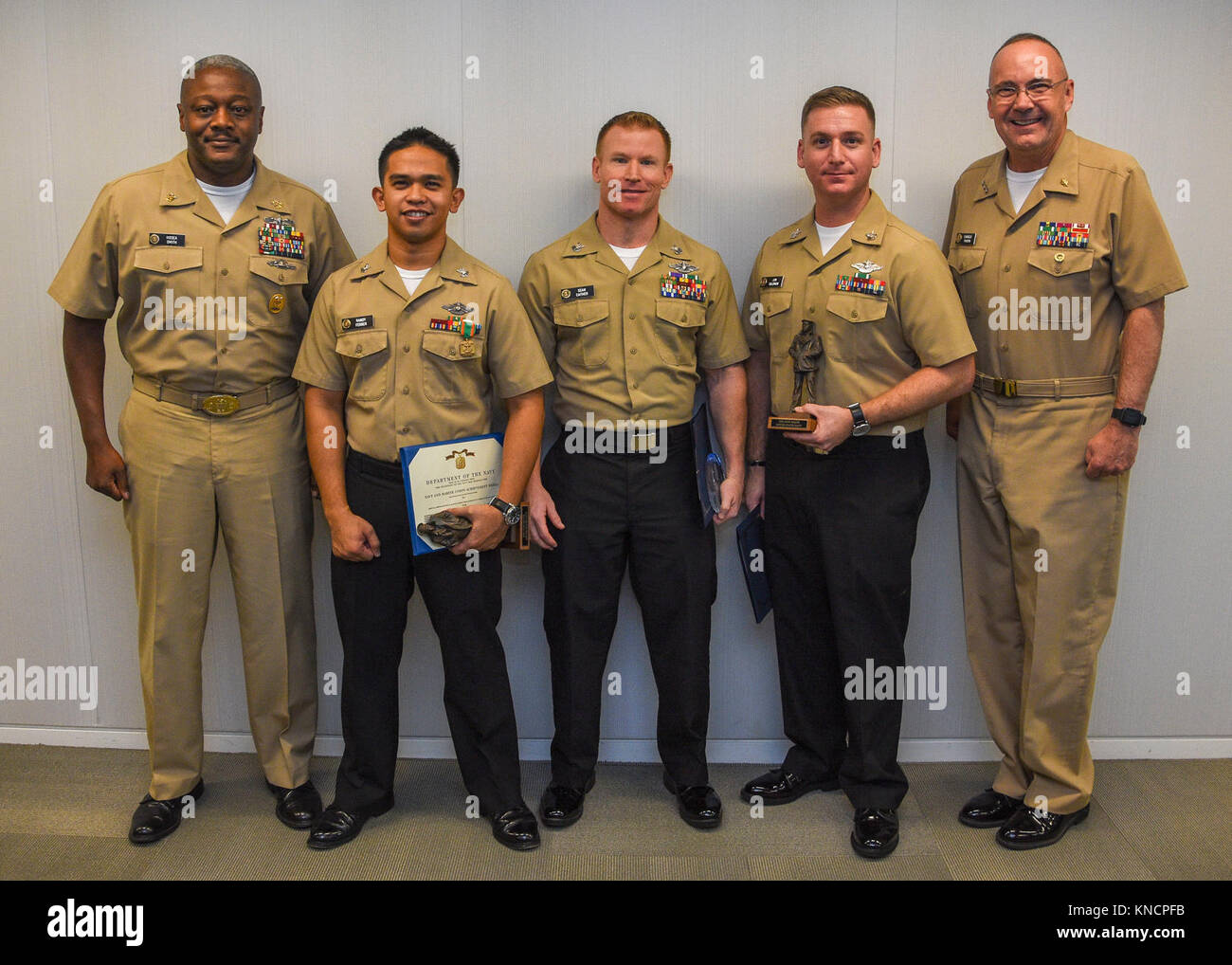 Falls Church, Virginie (déc. 6, 2017) vigueur Master Chief Osée Smith, directeur du Corps de l'hôpital, l'extrême gauche et le Vice-amiral. Forrest Faison, médecin-chef de la Marine et chef de Bureau de la Marine américaine, de la médecine et de la chirurgie (BUMED), extrême droite, stand avec Hospital Corpsman 2e classe Randy Ferrer, Hôpital Corpsman 1re classe Sean Cather et hôpital Corpsman 1re classe Jon Solomon, BUMED Junior du marin de l'année, Senior Sailor du trimestre, quatrième trimestre, et marin de l'année Senior, année financière 2017. (U.S. Navy Banque D'Images
