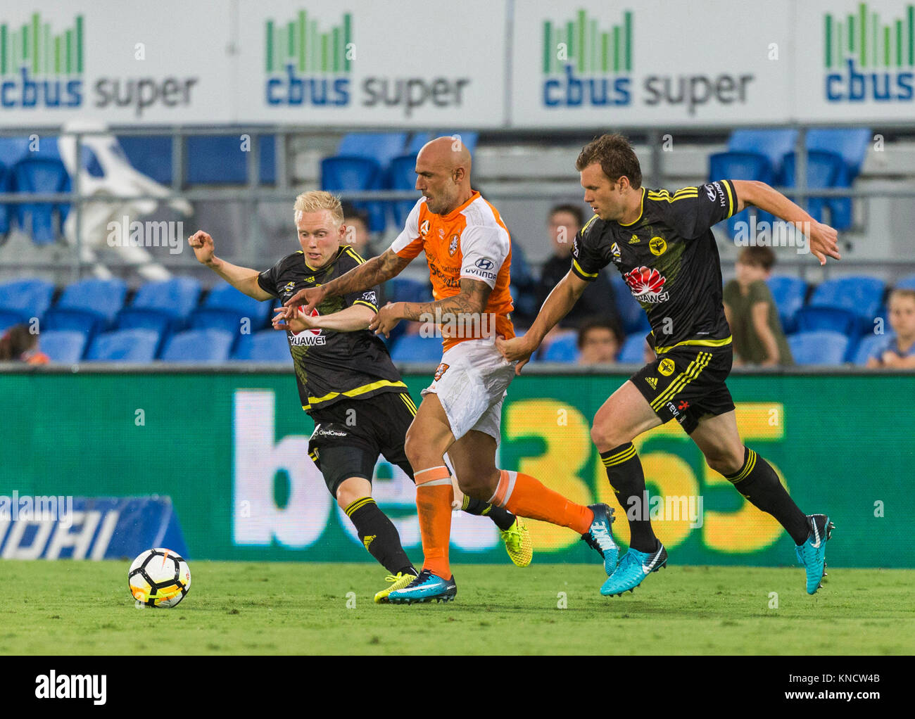 9.12.17 Brisbane Roar Football Aleague Wellington Phoenix V Stade Cbus, Gold Coast 0-0 draw. Le RAAR Massimo Maccarone obtenir à travers humains Banque D'Images