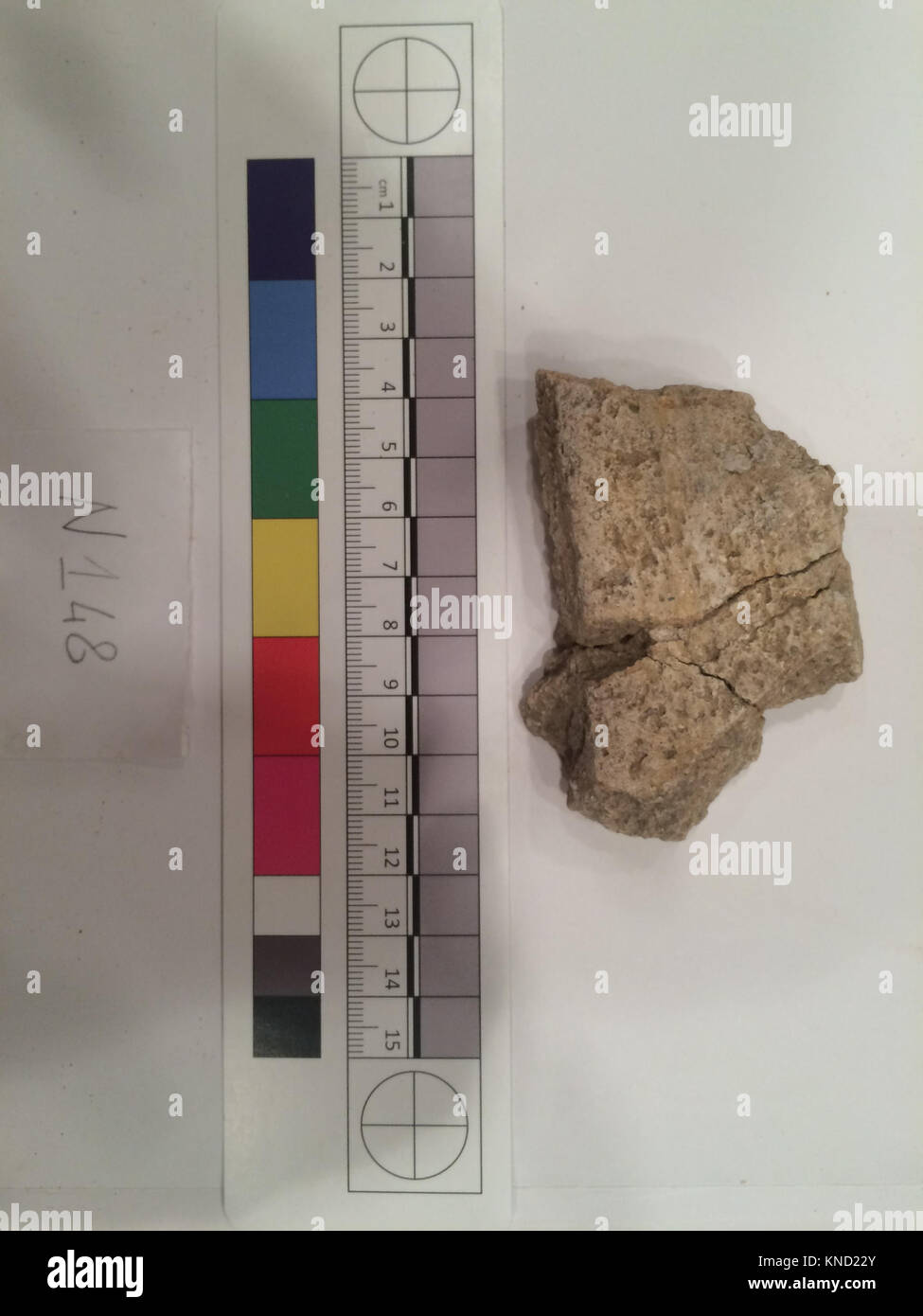 Ce fragment, dans la collection MET, préserve des œuvres d'art historiques, fournissant un aperçu des matériaux, de l'artisanat, du contexte culturel et des pratiques artistiques de sa période. Banque D'Images