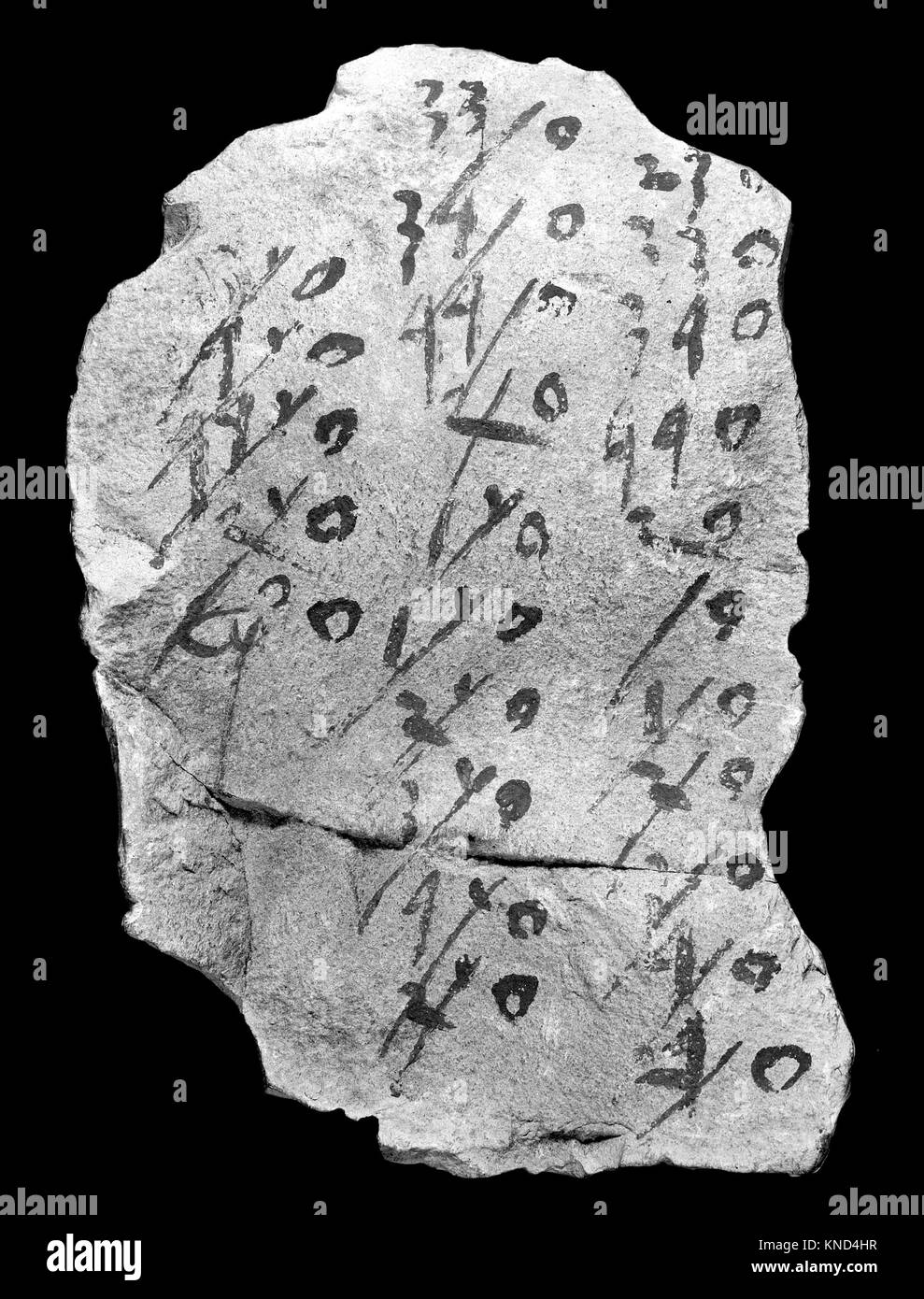 Cet ostracon hiératique contient une colonne d'inscriptions égyptiennes, illustrant l'écriture, la vie quotidienne et les pratiques administratives dans l'Égypte ancienne. Banque D'Images