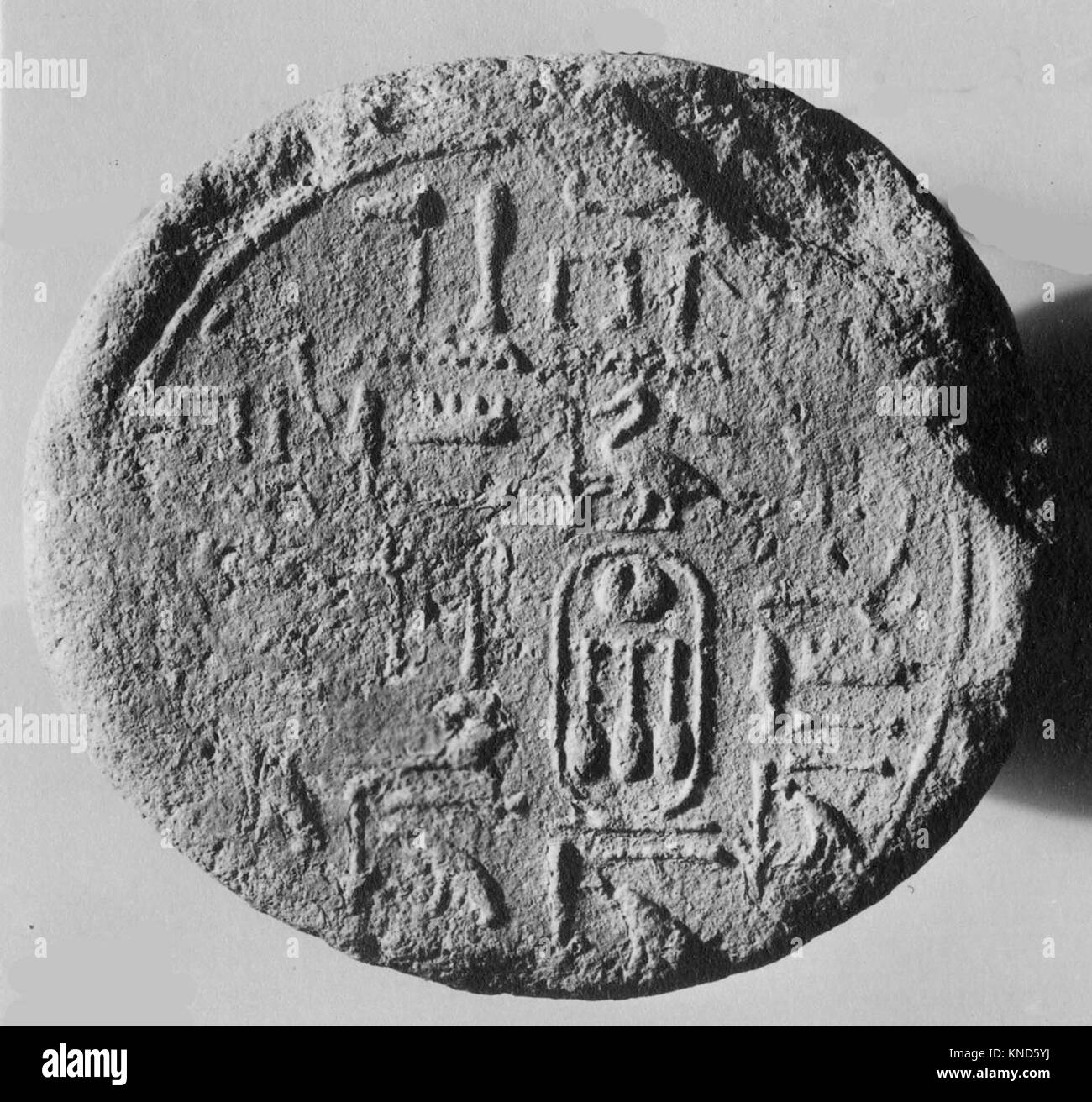 Ce cône funéraire d'Amon Senenmut, fait de poterie et daté de 1479 à 1458 av. J.-C., a été utilisé dans les pratiques funéraires d'un haut fonctionnaire dans l'Égypte ancienne. Banque D'Images