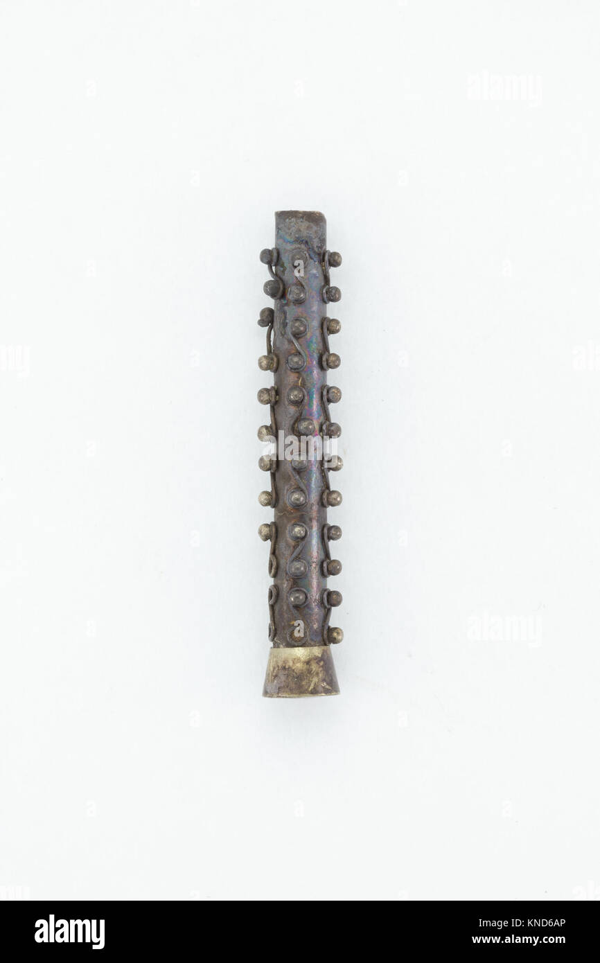 Ce pendentif cylindrique en argent (1700–1425 av. J.-C.), de 3,9 cm sur 0,7 cm, illustre l'artisanat ancien et a été acquis par le MET par le biais du Fletcher Fund en 1920. Banque D'Images