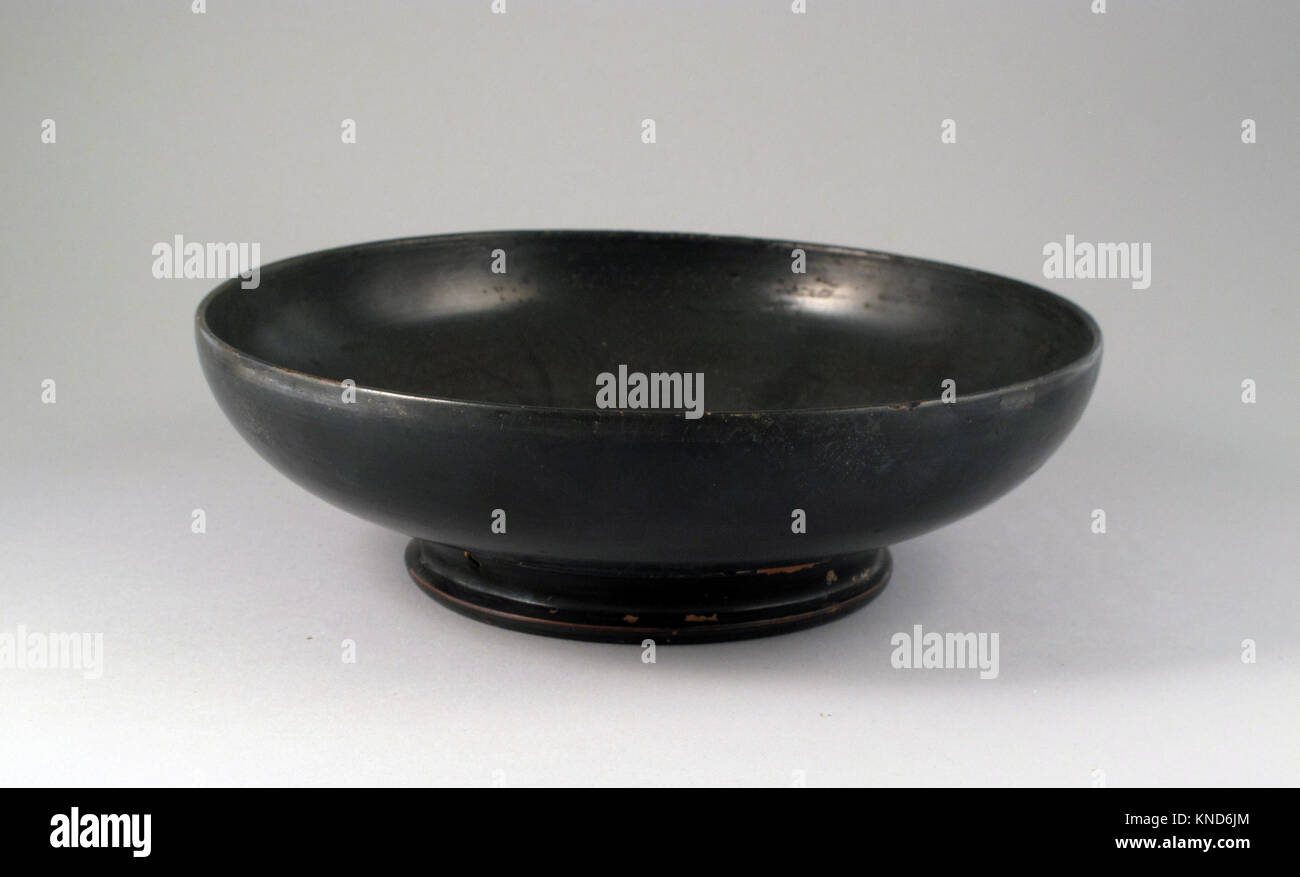 Ce bol en terre cuite attique grec de la fin du Ve siècle av. J.-C. illustre les techniques et le design classiques de la poterie athénienne. Banque D'Images