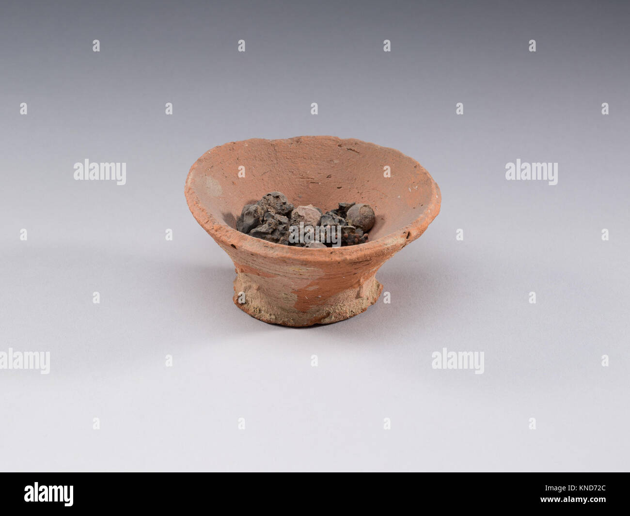 Le bol de raisins, datant d'environ 1479–1458 av. J.-C., est un petit objet de poterie d'un diamètre de 7,5 cm, illustrant l'artisanat en céramique antique et le design décoratif. Banque D'Images