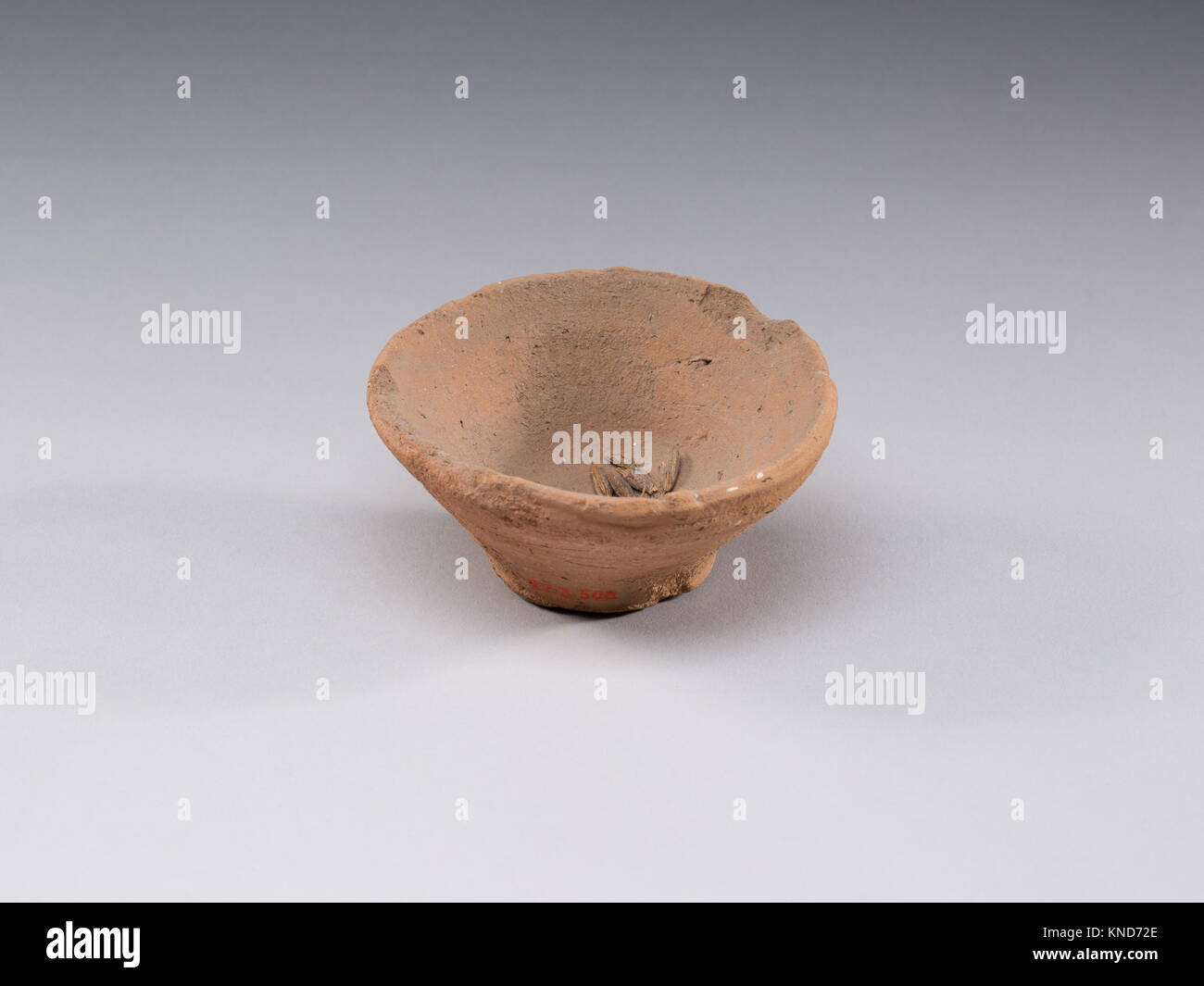 Le Bowl of Barley, vers 1479–1458 av. J.-C., est une pièce de poterie ancienne d'un diamètre de 7,5 cm, illustrant l'artisanat céramique précoce et le design utilitaire. Banque D'Images