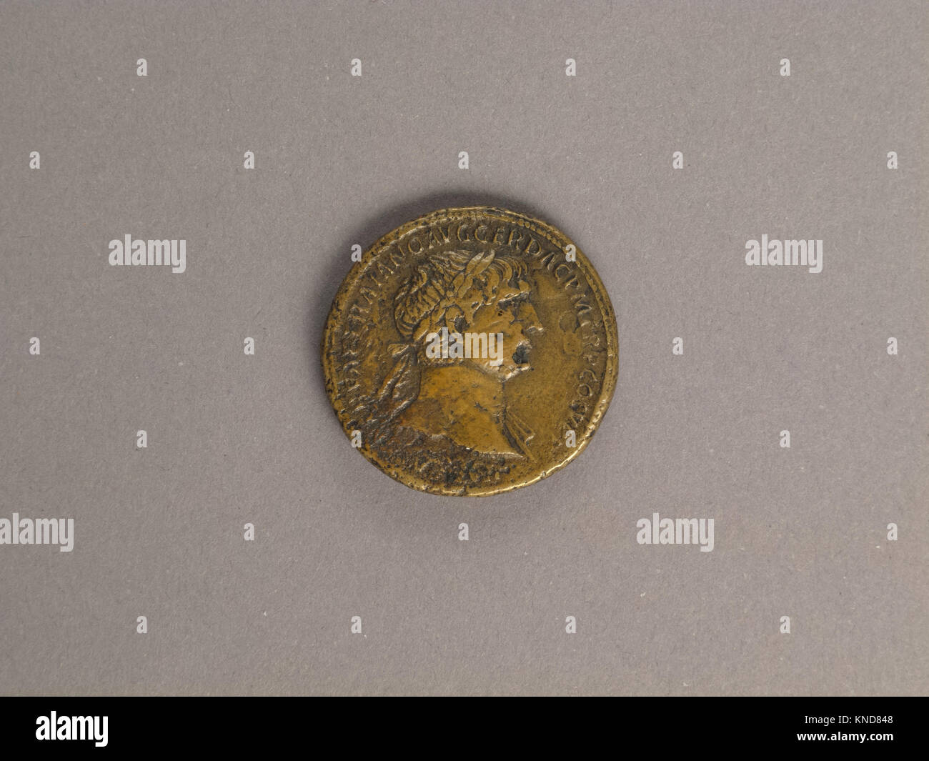Ce sestertius en bronze de l'empereur Trajan, 112-114, pesant 0,8 oz (22,1 g), est conservé dans la collection MET comme artefact numismatique romain. Banque D'Images