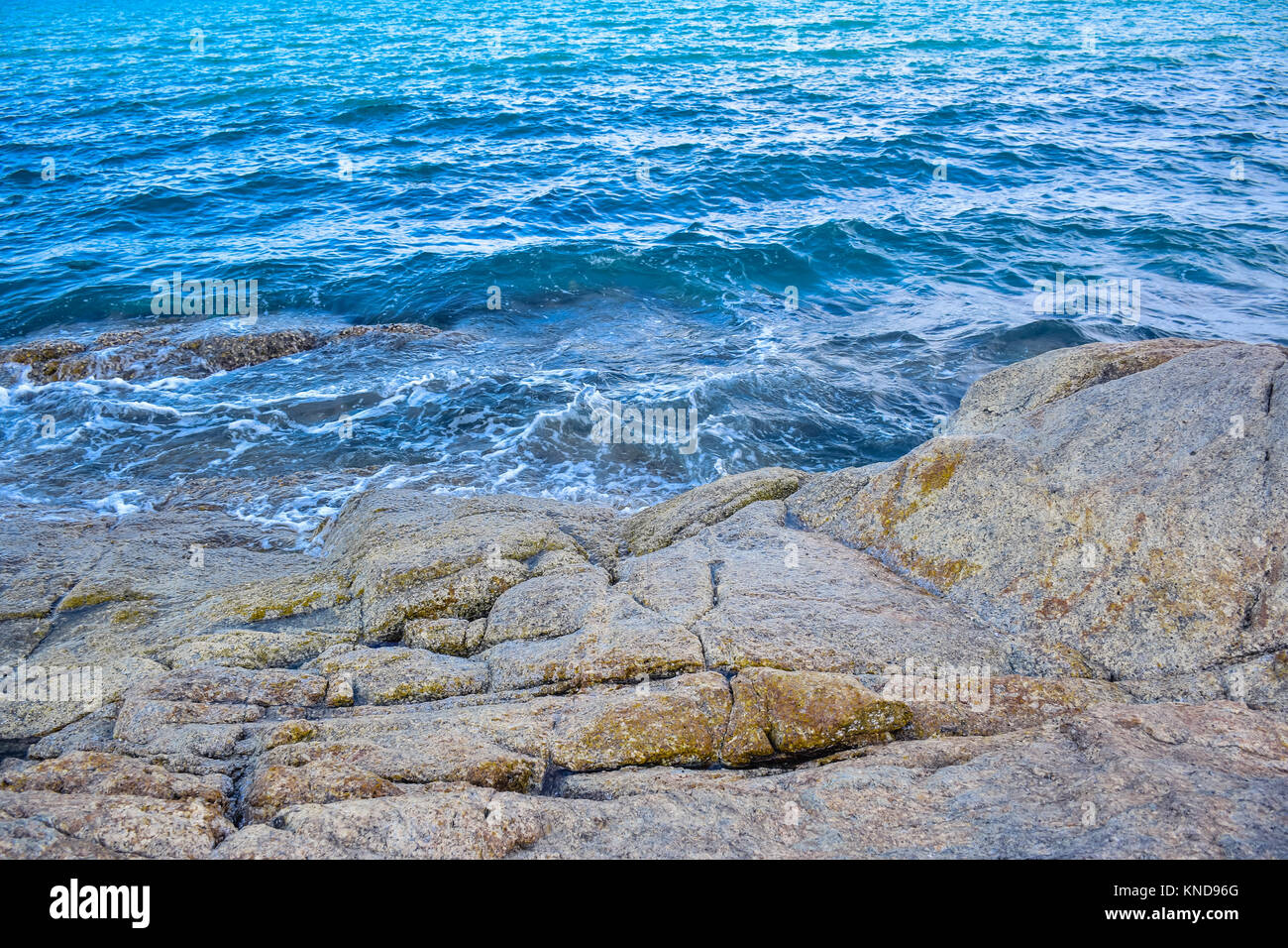 Rocky seashore beach à l'île de Samui, Thaïlande Banque D'Images