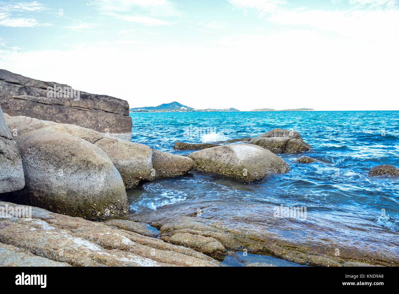 Rocky seashore beach à l'île de Samui, Thaïlande Banque D'Images