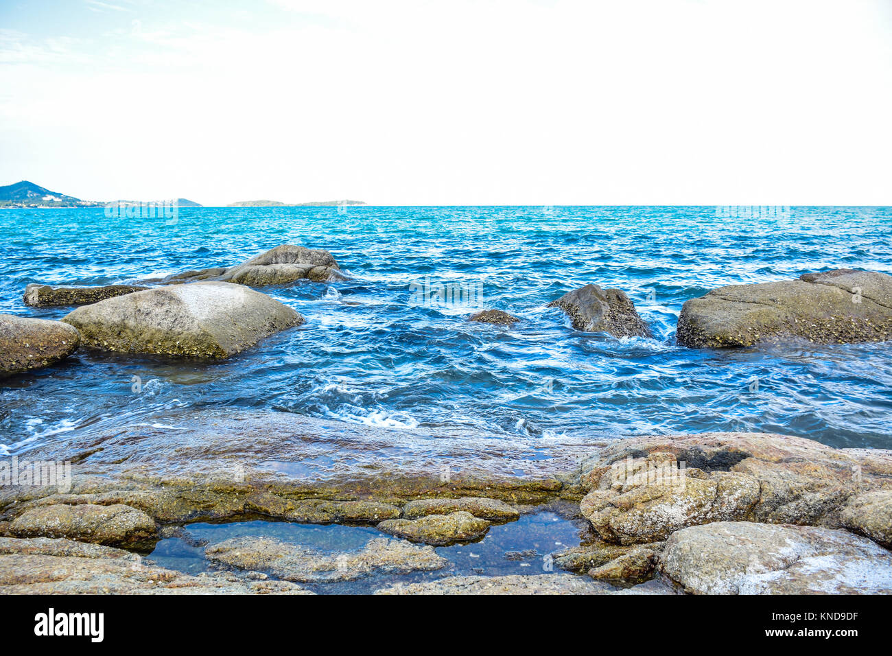 Rocky seashore beach à l'île de Samui, Thaïlande Banque D'Images