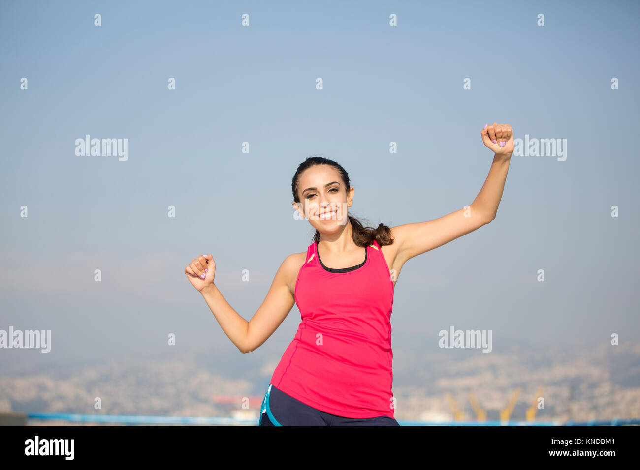 Jeune femme heureuse expression de succès Banque D'Images