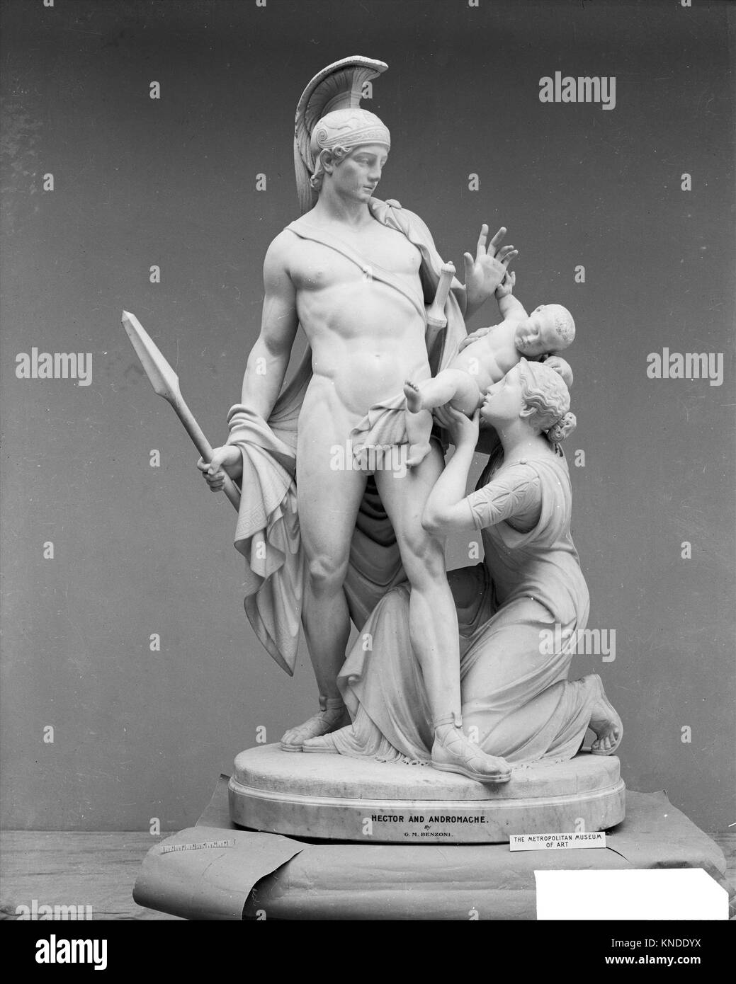 Cette sculpture en marbre de Giovanni Maria Benzoni représente Hector et Andromache, créée en 1871, conservée dans la collection du Metropolitan Museum of Art. Banque D'Images
