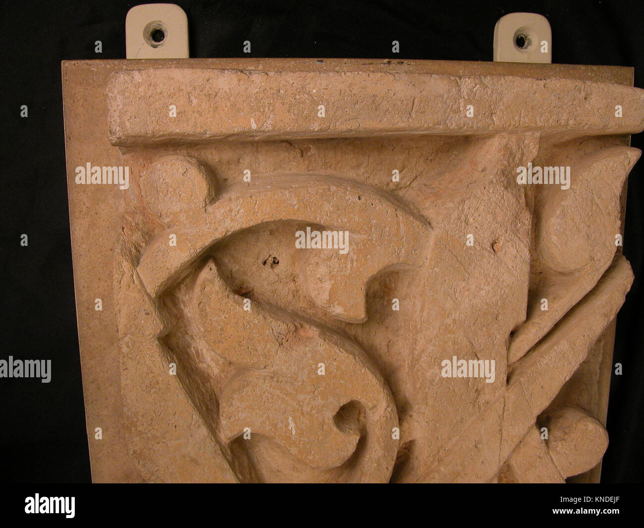 Ce fragment de frise de la collection MET présente des motifs en relief complexes, reflétant les styles artistiques anciens et le savoir-faire artisanal de sa période. Banque D'Images