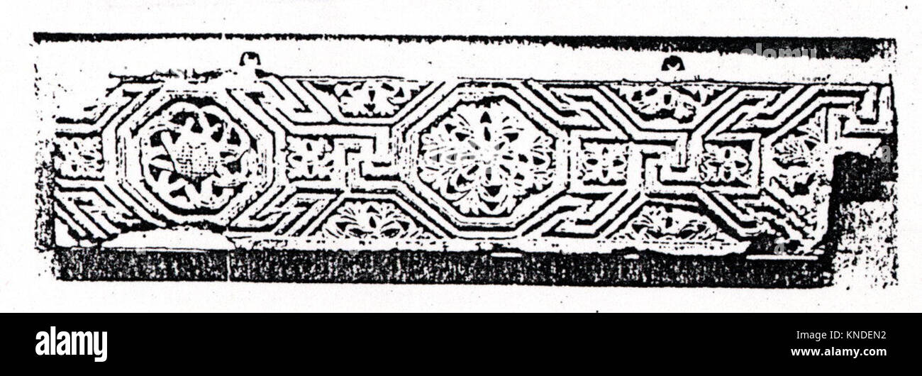 Ce fragment de frise montre un motif méandré et des rosettes, mettant en valeur les motifs décoratifs de l'art grec ancien de la collection MET. Banque D'Images