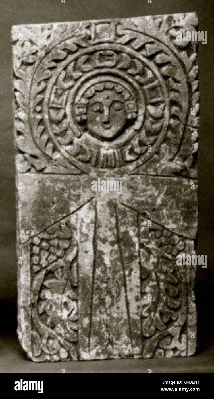 Cette stèle funéraire présente un visage humain et un symbole ankh, reflétant les pratiques funéraires égyptiennes anciennes et symboliques Banque D'Images