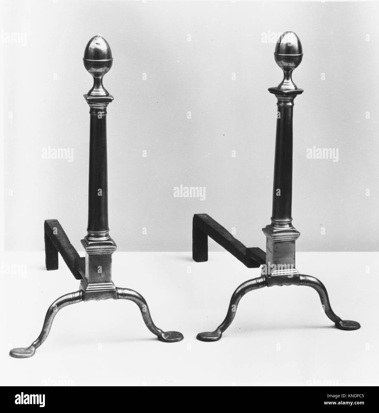 Andiron atteint 12624889 Andiron, 1770 ?1800, laiton, 20 3/4 x 19 1/2 x 11 3/4 in. (52,7 x 49,5 x 29,8 cm). Le Metropolitan Museum of Art, New York. Legs de W. Gedney Beatty, 1941 (41,160.347) Banque D'Images