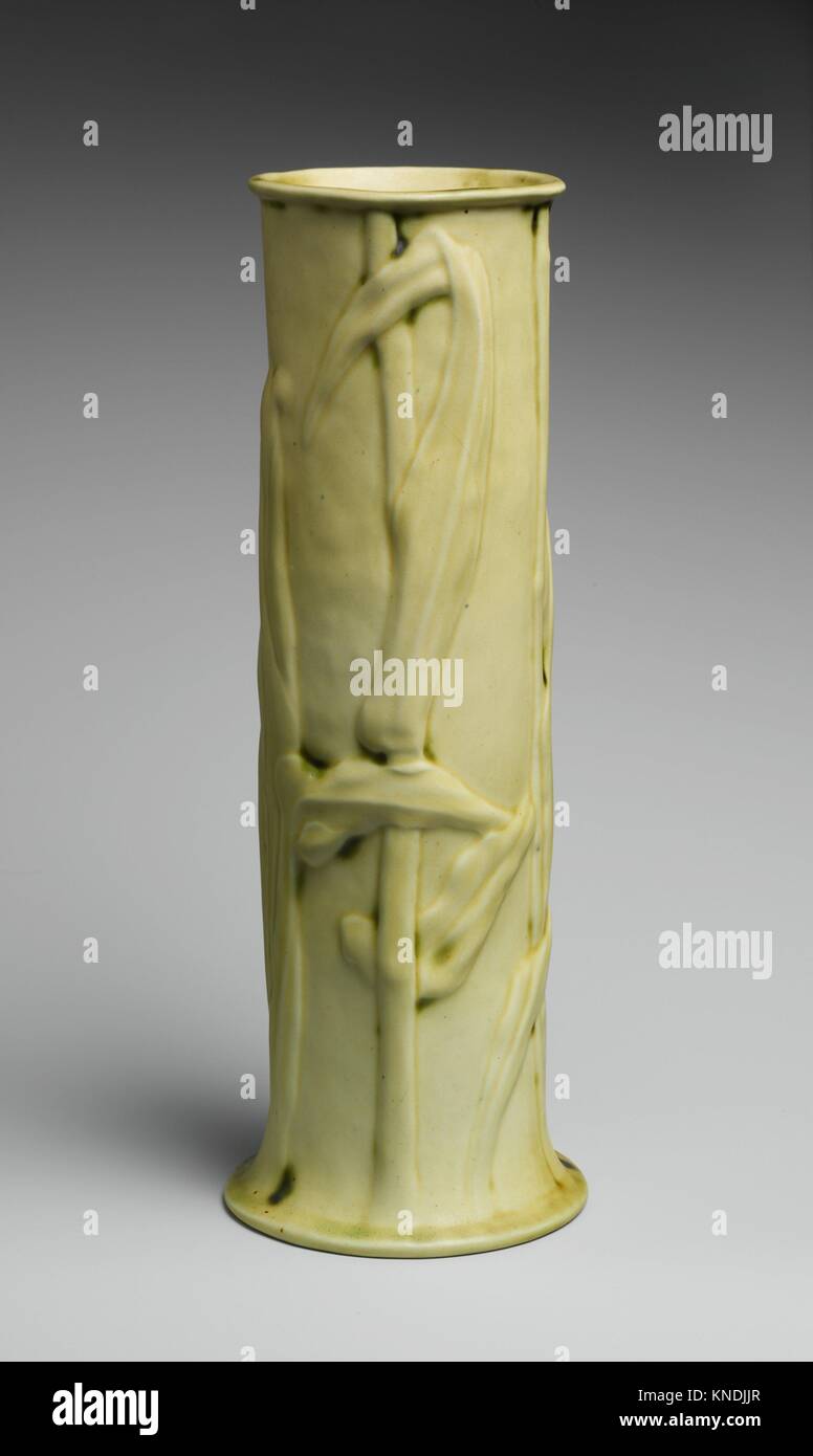 Vase. Bouilloire : Tiffany Studios (1902-32) ; Date : ca. 1904-1905 ; Culture : American ; moyen : Porcelaneous ; faïence Dimensions : 12 1/2 po. (31,8 cm) ; Banque D'Images