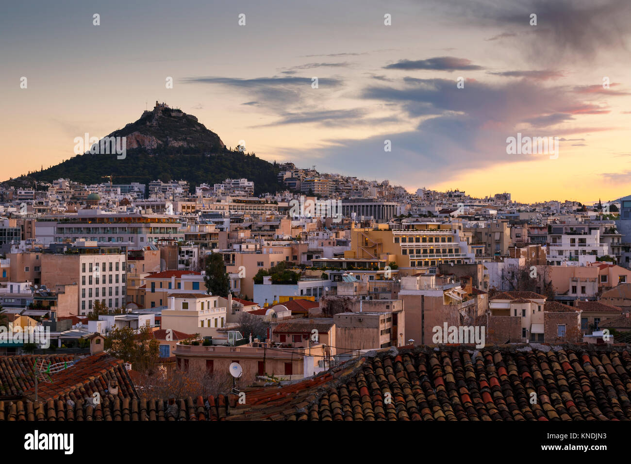 Vue de la colline Lycabettus d'Anafiotika quartier dans la vieille ville d'Athènes, Grèce. Banque D'Images