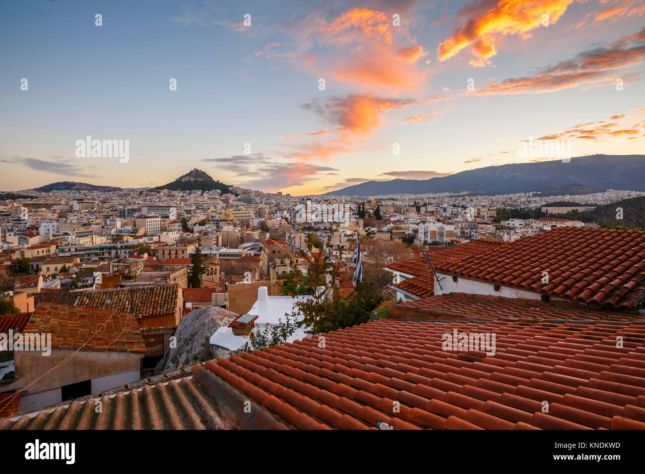 Vue de la colline Lycabettus d'Anafiotika quartier dans la vieille ville d'Athènes, Grèce. Banque D'Images