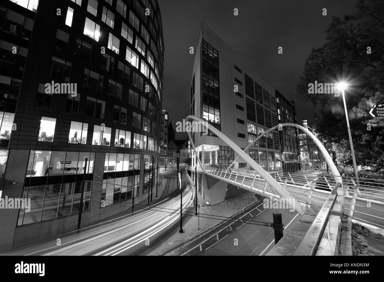 Le centre-ville de Manchester dans la nuit avec les tramways en mouvement Banque D'Images