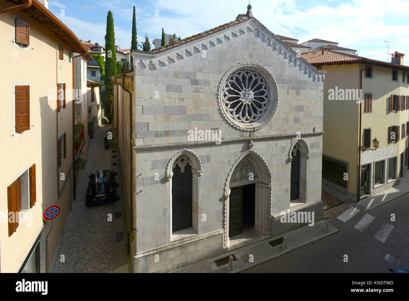 Italie San Daniele del Friuli Église de S. Antonio Abate. Vue de la façade en pierre d'Istrie de style gothique vénitien. L'intérieur du 15e siècle, fresques par Pellegrino da San Daniele. Banque D'Images