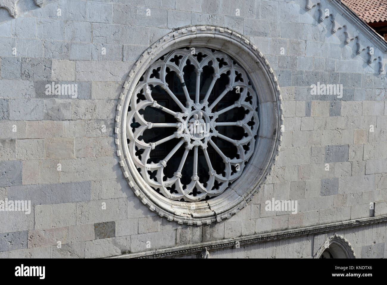 Italie Friuli San Daniele del Friuli Église de S. Antonio Abate. Vue de la façade en pierre d'Istrie de style gothique vénitien. Au-dessus du portail rayonnée rosette, au centre vierge à l'enfant Banque D'Images