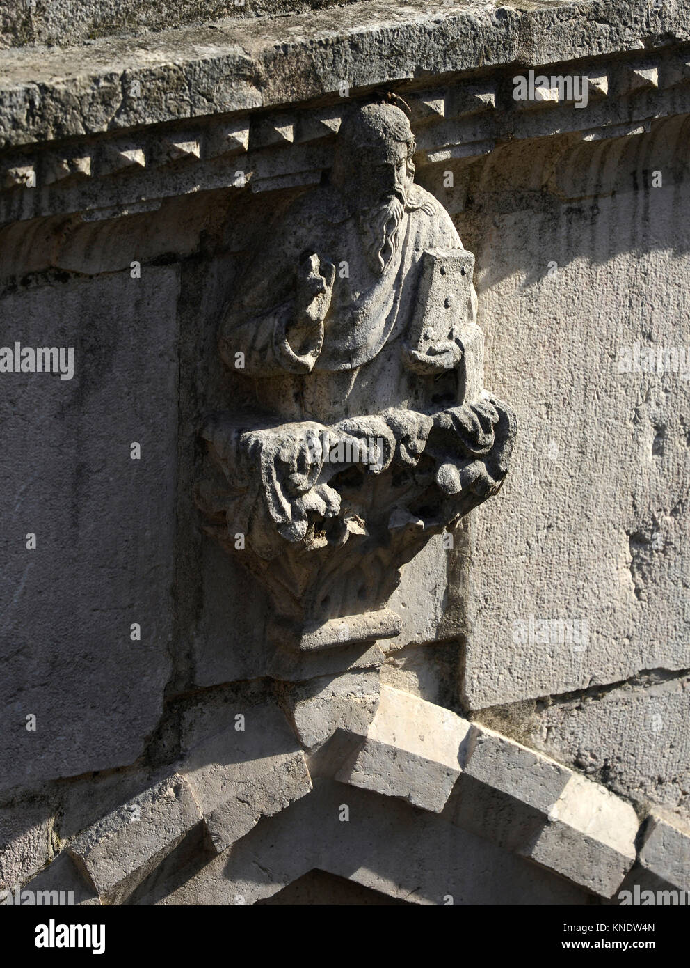 Italie Friuli San Daniele del Friuli Église de S. Antonio Abate. Vue de la façade en pierre d'Istrie de style gothique vénitien. Au-dessus de la statue représentant la bénédiction de Dieu portail Père Banque D'Images