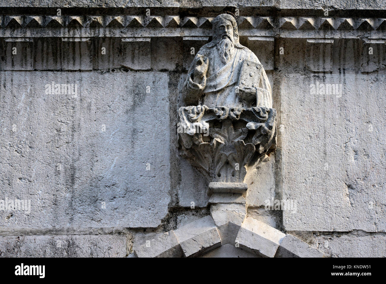 Italie Friuli San Daniele del Friuli Église de S. Antonio Abate. Vue de la façade en pierre d'Istrie de style gothique vénitien. Au-dessus de la statue représentant la bénédiction de Dieu portail Père Banque D'Images