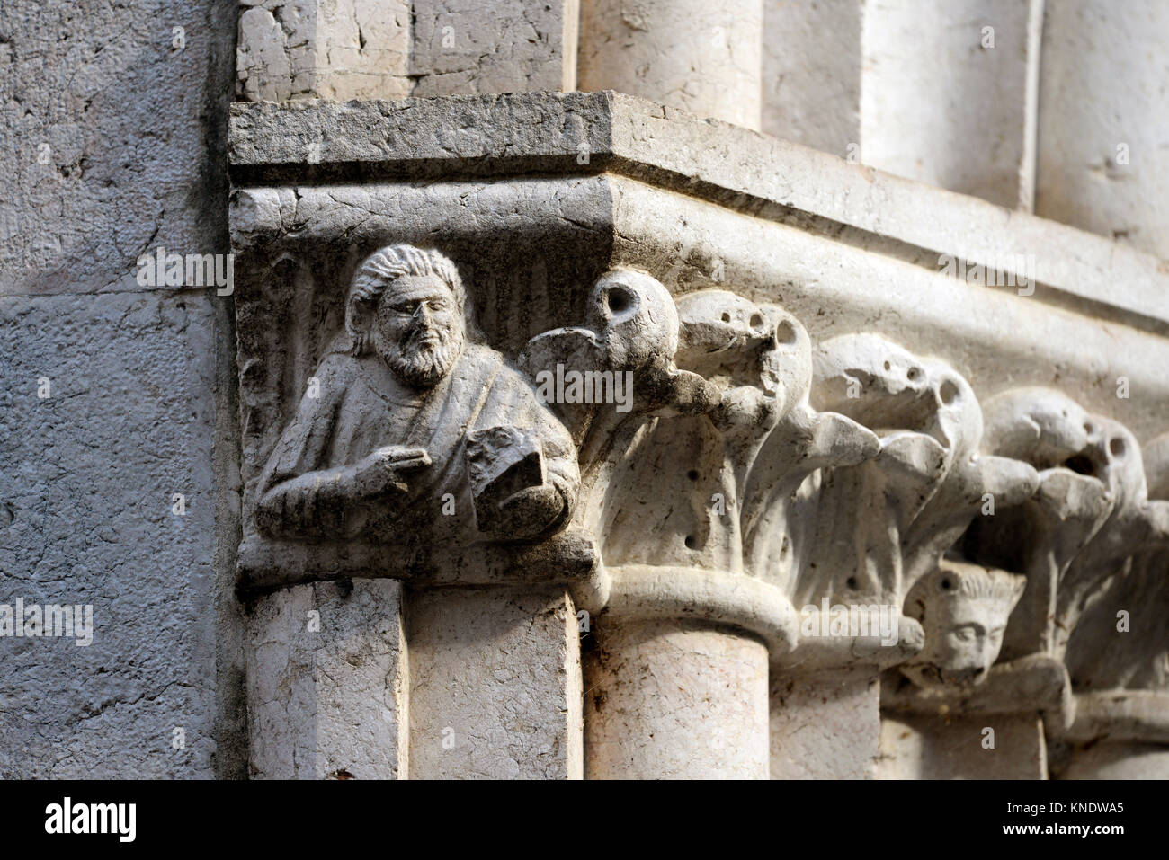 Italie San Daniele del Friuli Église de S. Antonio Abate. Vue de la façade en pierre d'Istrie de style gothique vénitien. Les figures et les décorations du portail Banque D'Images