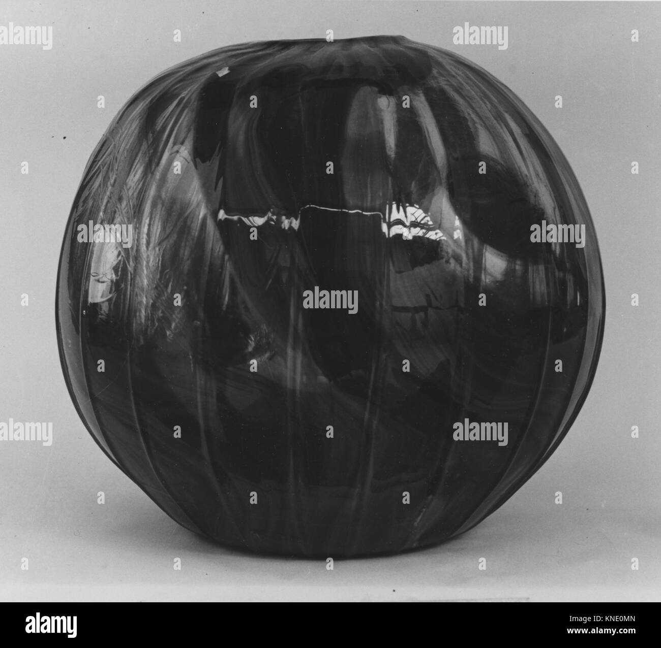 Un bol en verre Favrile conçu par Louis Comfort Tiffany, fabriqué par Tiffany Glass and Decorating Company, vers 1893-1896, 6 pouces de haut, au Metropolitan Museum of Art, New York, cadeau de H. O. Havemeyer, 1896. Banque D'Images