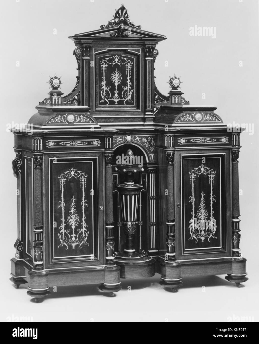 Le cabinet s'est réuni, le Cabinet américain 2355201078, ca. 1870, Rose, 81 x 66 1/4 x 20 in. (205,7 x 168,3 x 50,8 cm). Le Metropolitan Museum of Art, New York. Fonds Rogers, 1964 (64,236) Banque D'Images