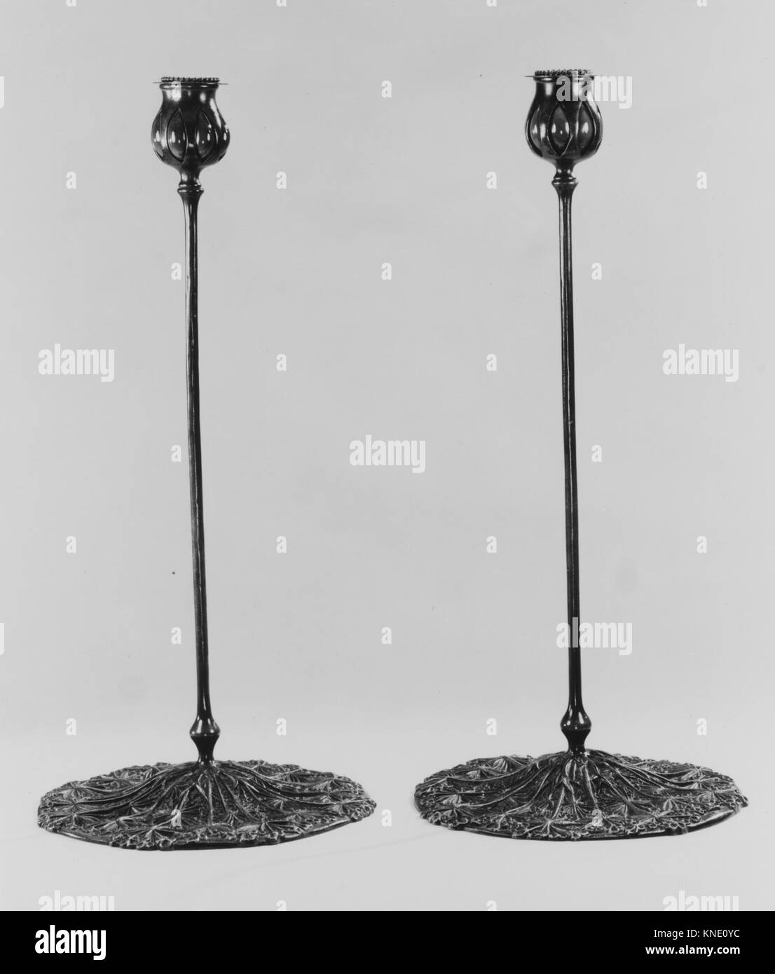 Ce chandelier Tiffany, alliant bronze et verre, démontre le style Art Nouveau, un savoir-faire artisanal complexe et une élégance décorative du début du XXe siècle, conservés dans la collection MET. Banque D'Images