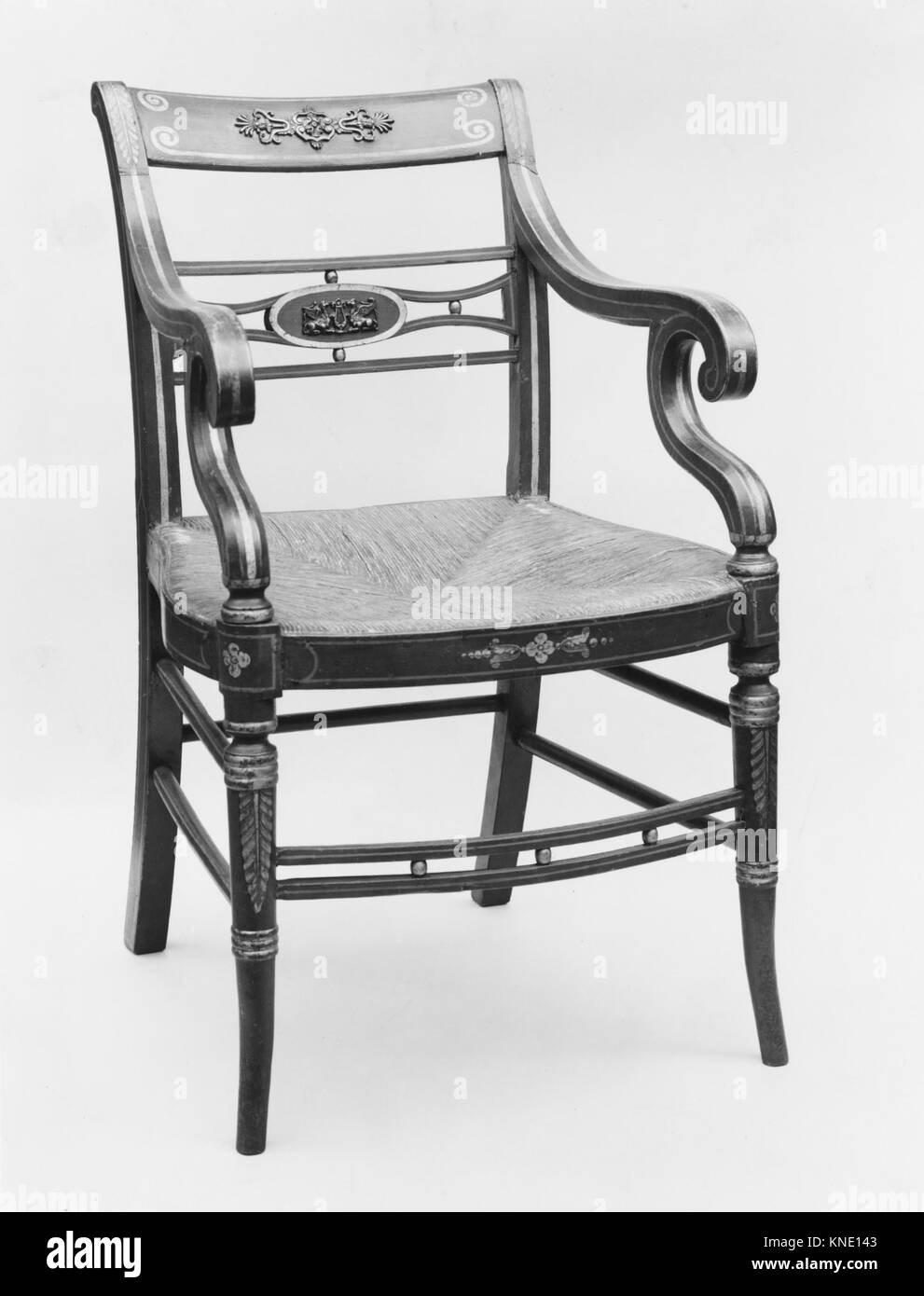 Fauteuil rencontré 1357191763 Bouilloire : Peut-être Thomas Ash, active ca. 1774 ?1813, Fauteuil, ca. 1820, de l'érable, hêtre, 33 1/2 x 20 3/4 x 16 3/4 in. (85,1 x 52,7 x 42,5 cm). Le Metropolitan Museum of Art, New York. Fonds Rogers, 1945 (45,151.1) Banque D'Images