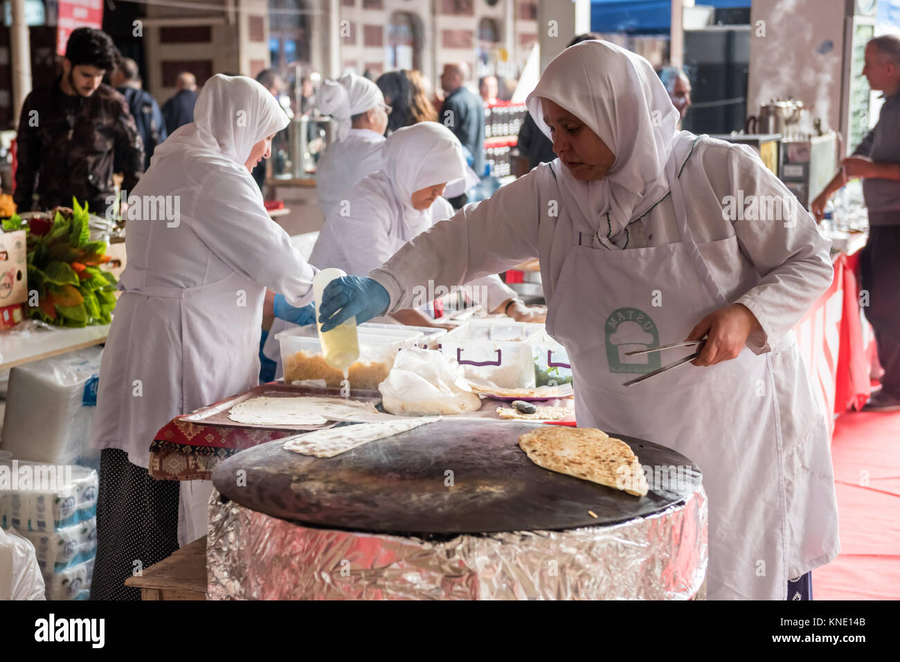 Femme non identifiée la cuisson des aliments traditionnels turcs Gozleme,pâtisseries ou crêpe, sur la cuisinière.Istanbul,Turquie,28 Octobre 2017 Banque D'Images