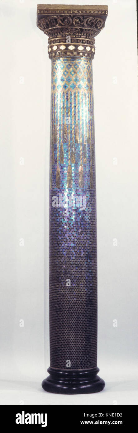 Cette colonne de 1905 de Louis Comfort Tiffany combine mosaïque, plâtre, verre et fer, illustrant son style signature avec des motifs complexes et des couleurs vibrantes, représentant le décoratif américain du début du XXe siècle Banque D'Images