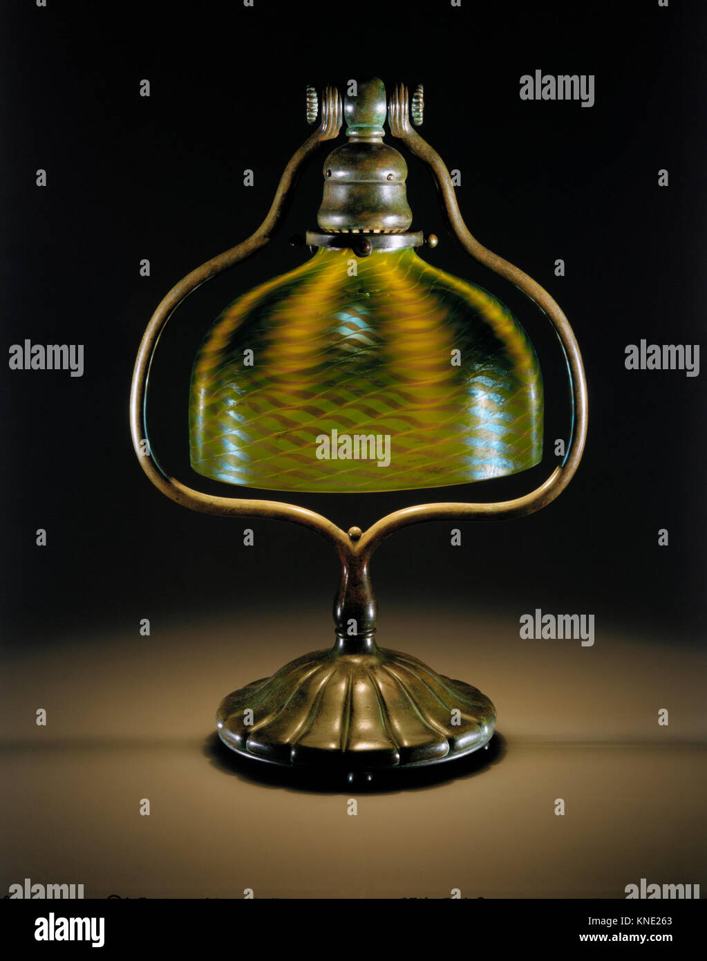 Cette lampe électrique, conçue par Louis Comfort Tiffany et produite par Tiffany Studios, présente un design caractéristique de l'œuvre de Tiffany. Banque D'Images