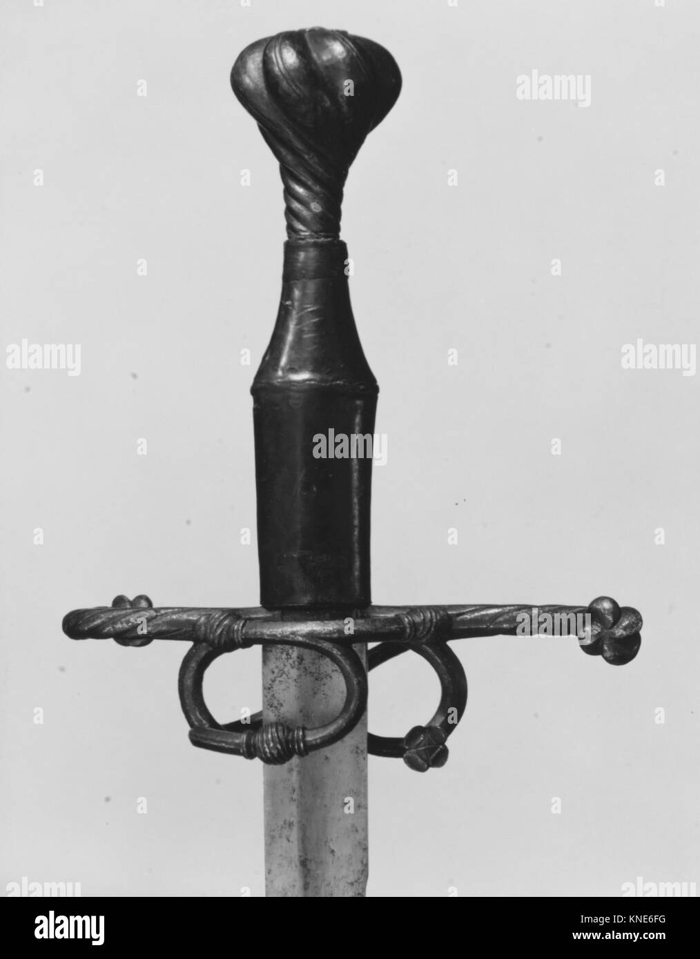 Ce sabre à main et demi du XVIIIe siècle possède une lame conçue pour couper et pousser, représentant la culture martiale et l'artisanat de l'époque. Banque D'Images