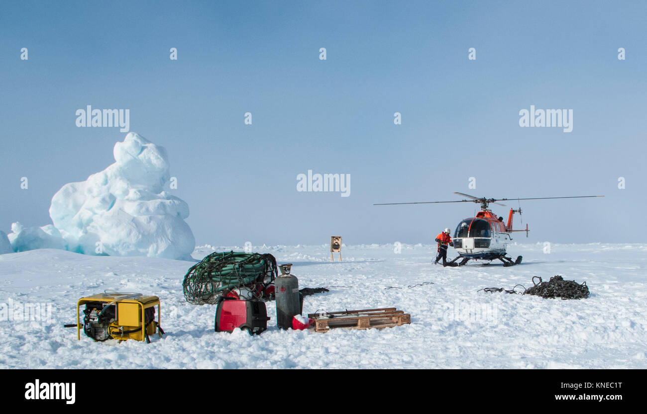 Évacuation par hélicoptère d'un camp de recherche polaire en raison de fissures icefloe suite orage gonfle Banque D'Images