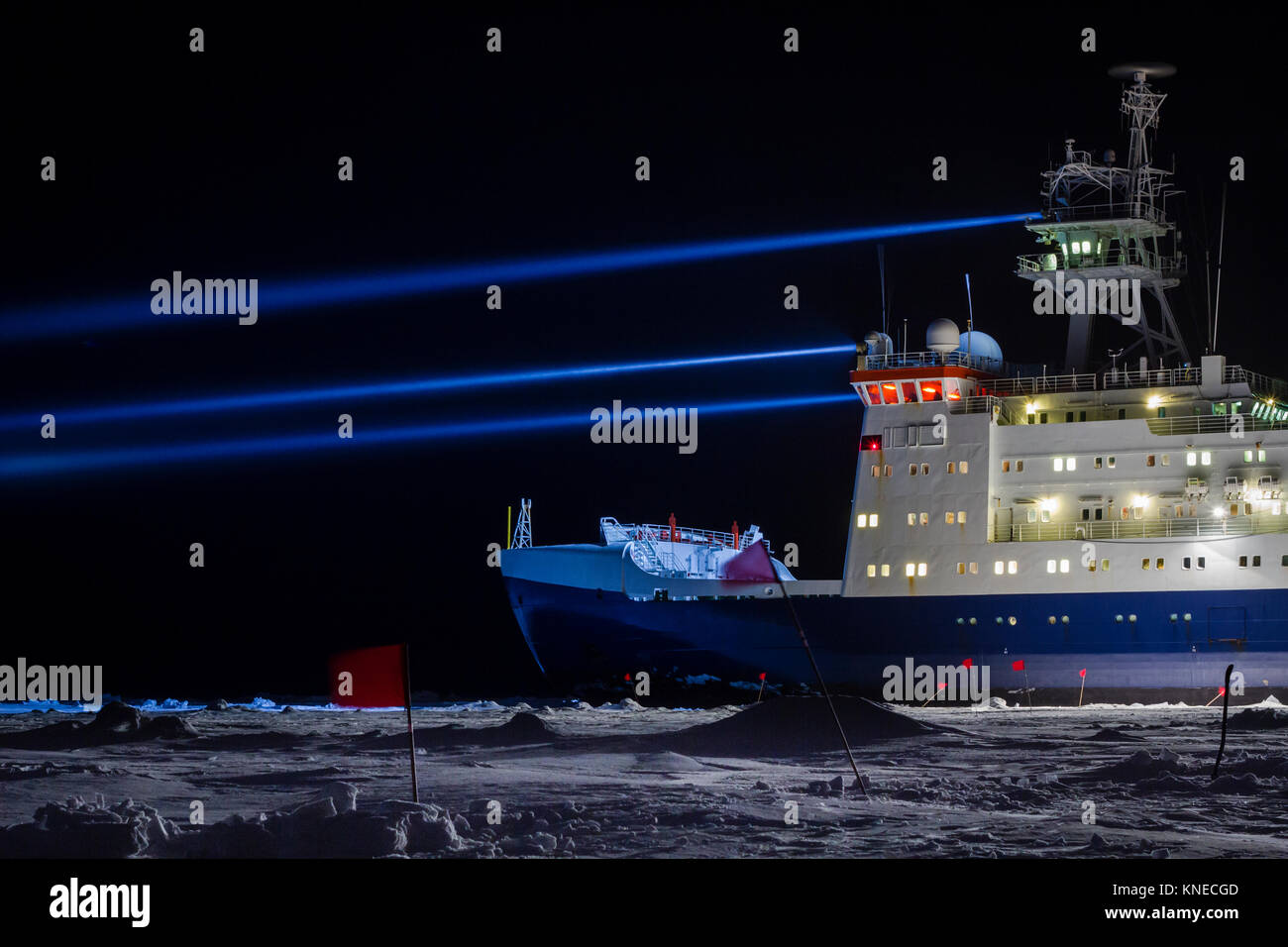 Navire de recherche de brise-glace à proximité d'un site de recherche signalés par des drapeaux de sécurité Recherche par projecteurs forte Banque D'Images