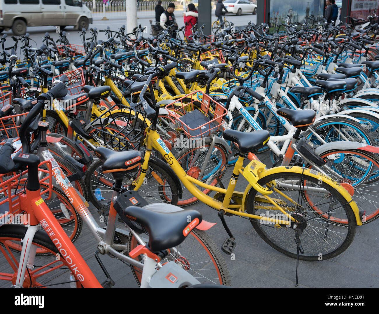 Wuhan Hubei Chine, 10 Décembre 2017 : Beaucoup de vélos de plusieurs marques libre avec le logo de l'entreprise de Mobike Hellobike et Ofo Banque D'Images