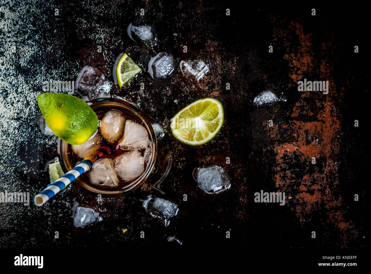 Cuba Libre, long island iced tea ou cocktail avec de l'alcool fort, cola, citron vert et de glace, deux verre, fond sombre copie espace Vue de dessus Banque D'Images