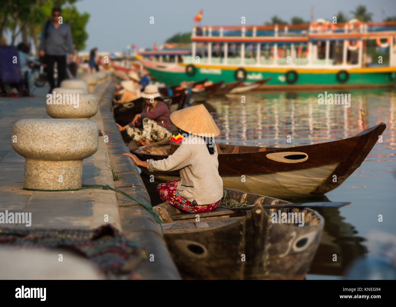 Des bateaux touristiques touristiques traditionnels. Vue sur la vieille ville de Hoi An à partir de la rivière. Banque D'Images