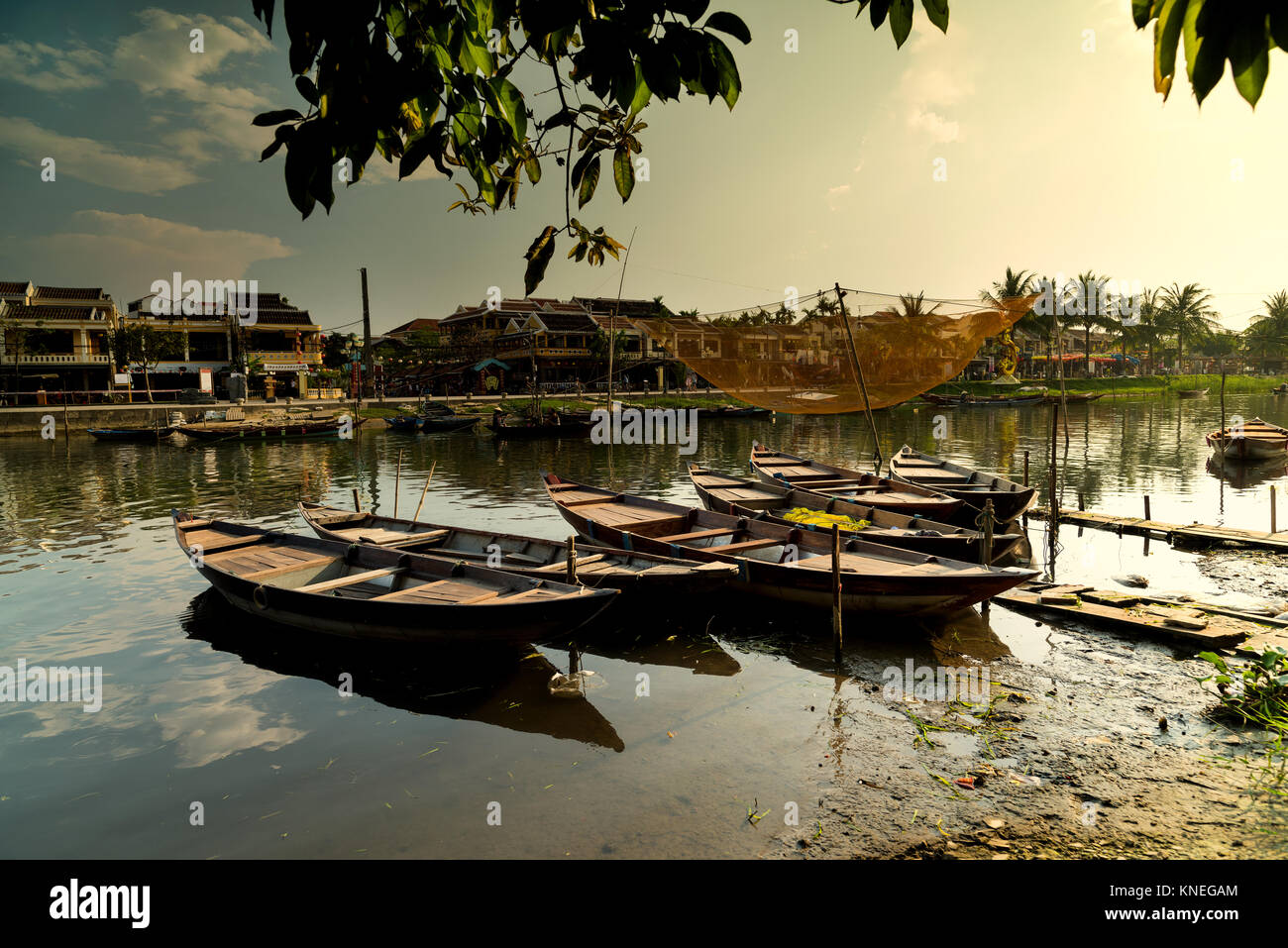 Vue sur la vieille ville de Hoi An à partir de la rivière. Bateaux dans l'avant-plan. Banque D'Images